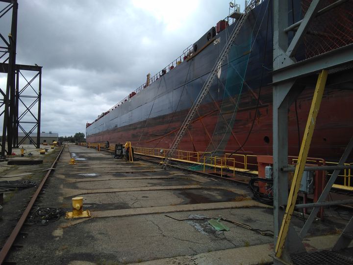 Schip in een droogdok tijdens onderhoud