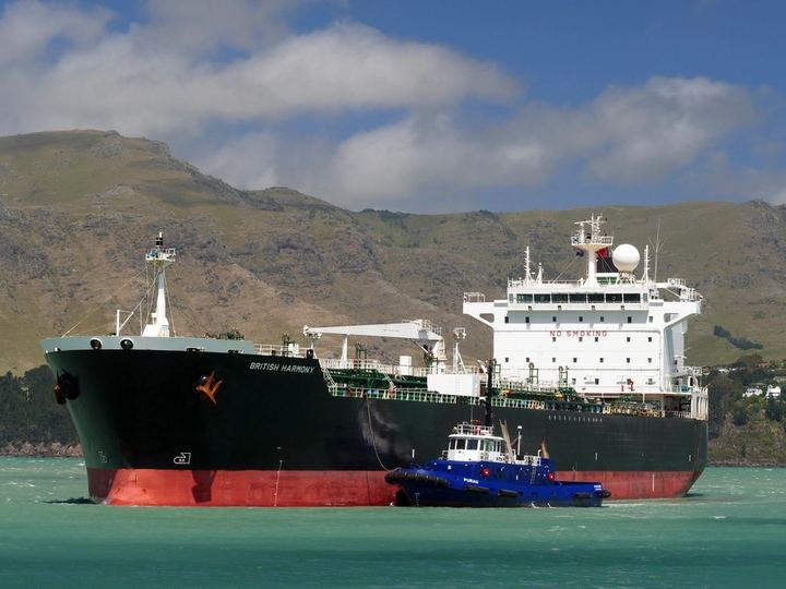 Tankschip met sleepboot op het water