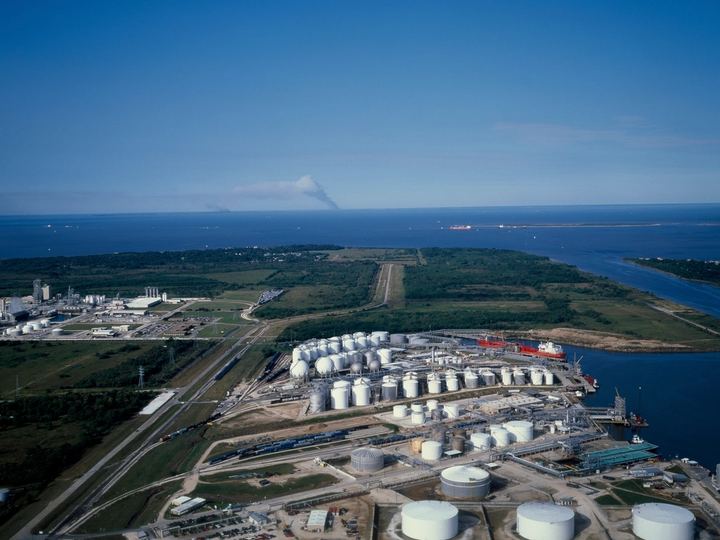 Luchtfoto van een tankpark aan het water